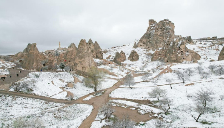 Turistlerin uğrak noktası beyaz gelinliğini giydi