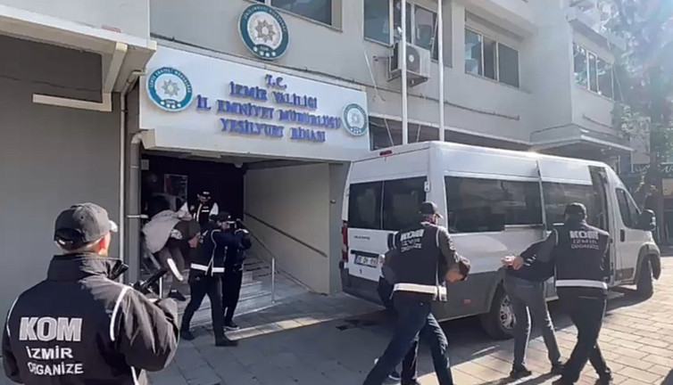 İzmir polisi çeteye geçit vermedi! Buca’da suç örgütüne darbe: 5 tutuklu!