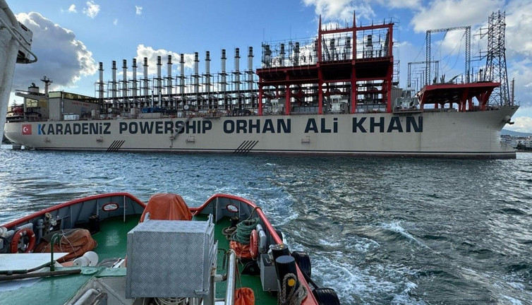 Denizde korku dolu anlar! 289 metrelik enerji gemisi karaya oturdu