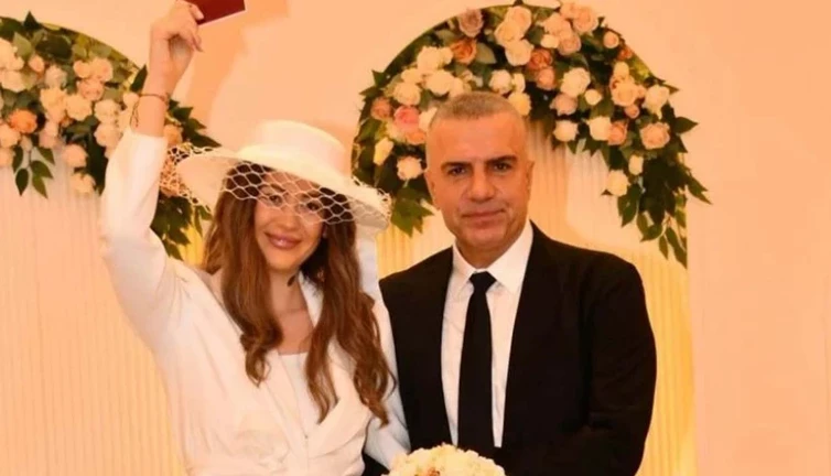 Kendisinden 15 yaş küçük sevgilisiyle! Ünlü türkücü sessiz sedasız evlendi