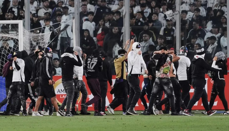 Maç yarıda kaldı, iki taraftar hayatını kaybetti