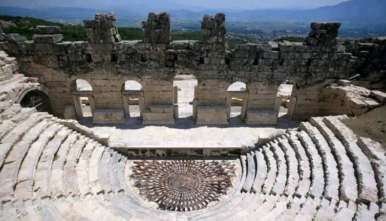 Binlerce yıllık Medusa mozaiği ziyarete açıldı