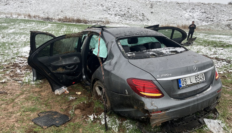 Sivas-Erzincan yolu üzerinde otomobil tarlaya devrildi: 3 yaralı