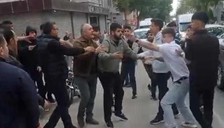 Telefonda kavga sokağa taştı: Polis güçlükle bastırdı