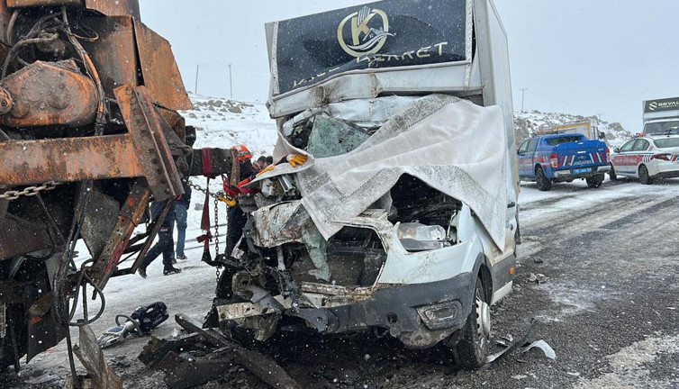 Ardahan’da karlı yolda facia: Sürücü öldü, 2 kişi yaralandı