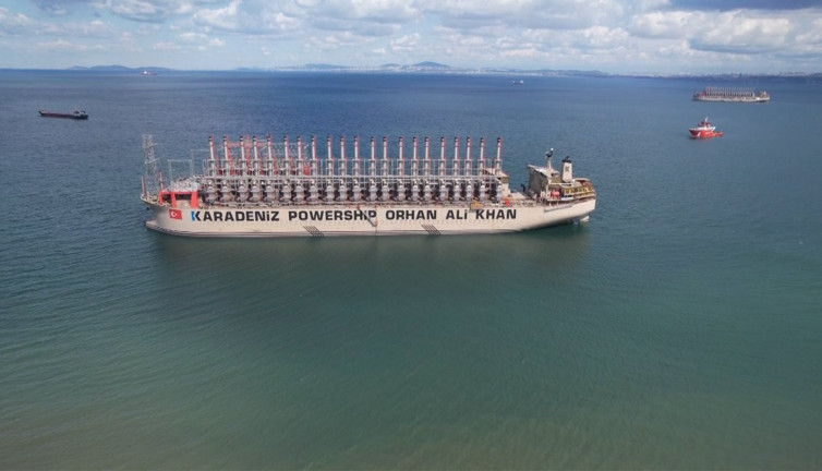 Karaya oturan dev gemiyi lodos kurtardı!