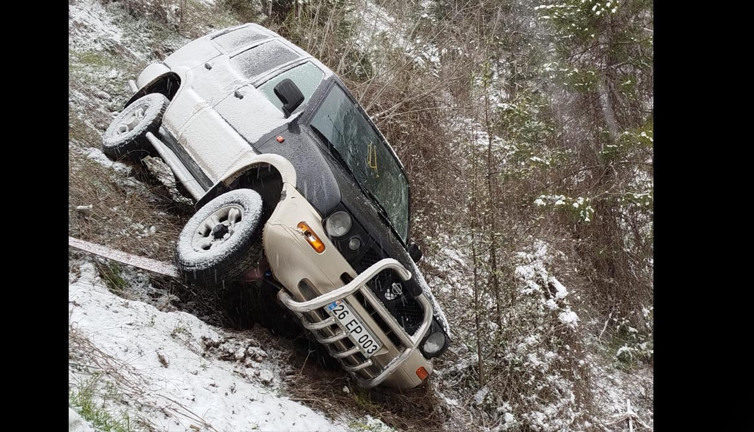 Mudurnu’da cip şarampole uçtu! Sürücü korna çalarak sesini duyurdu