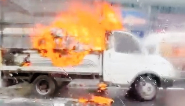 İstanbul Beylikdüzü'nde seyir halindeki kamyonet alev alev yandı