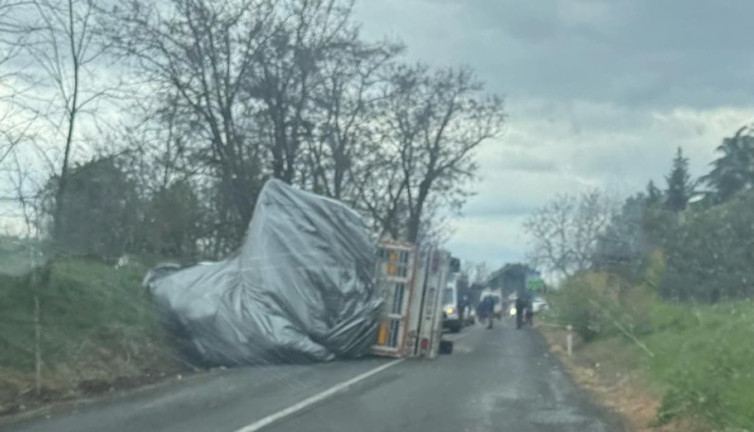 Muratlı’da feci kaza: Saman yüklü TIR devrildi