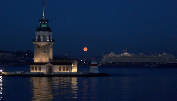 ‘Pembe Ay’ İstanbul’u büyüledi: Galata ve Kız Kulesi’nde görsel şölen