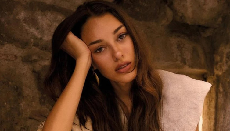 Dilan Çiçek Deniz'den şimdi de kahvehane pozu! Altın gününe katılmıştı