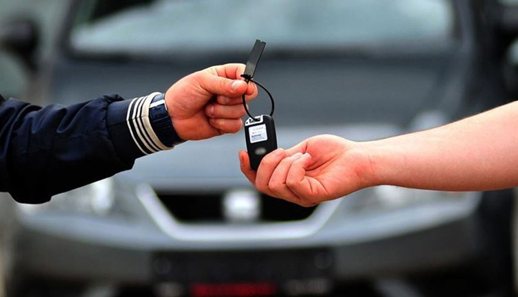 Bedel ödemeden aracı üstüne alan kişiye Yargıtay'dan dolandırıcılık kararı