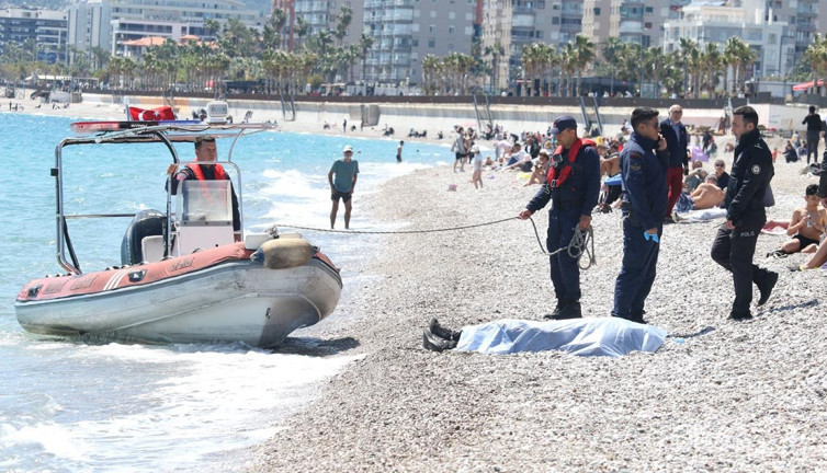 Sahilde uyudu: Denizde hayatını kaybetti