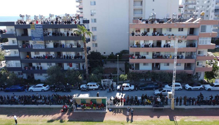 Amatör maçta taraftarlar tribünlere sığmadı: Balkonlar, kaldırımlar doldu taştı