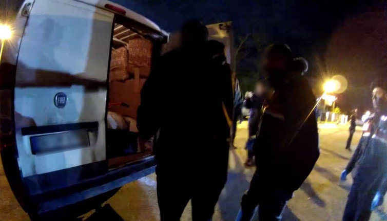 Jandarma Serdivan’da minibüsü durdurdu! Kutulardan kaçak parfüm fışkırdı: 1,5 milyonluk vurgun