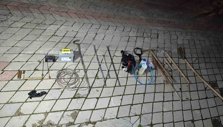 Jandarmadan kaçak kazı yapan definecilere baskın!