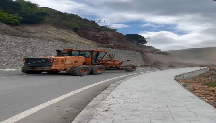 Artvin’de heyelan: İş makinesi kıl payı kurtuldu!