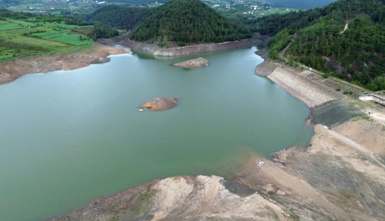 Barajda tedirgin eden görüntü! Metrelerce çekilme yaşandı