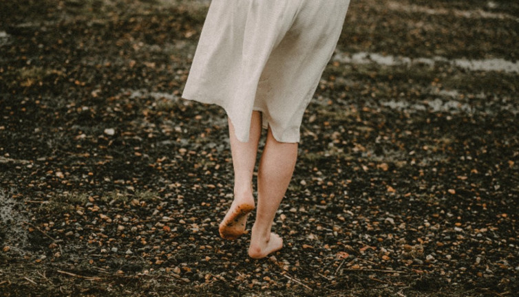 Çıplak ayakla gezen genç kalıyor! Uzmanlar açıkladı