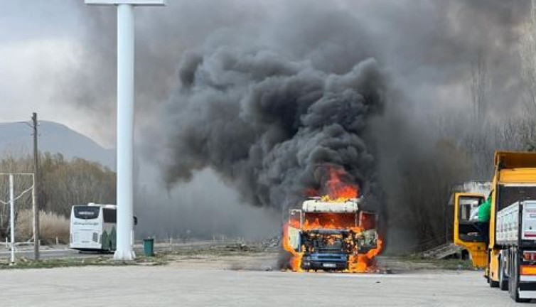 Sivas’ta park halindeki TIR alev topuna döndü! Sürücünün feryadı yürekleri dağladı