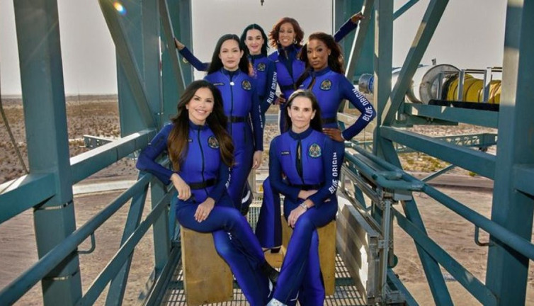 Altı kadından oluşan mürettebat ilk uzay uçuşunu tamamladı! Sadece 8 dakika sürdü