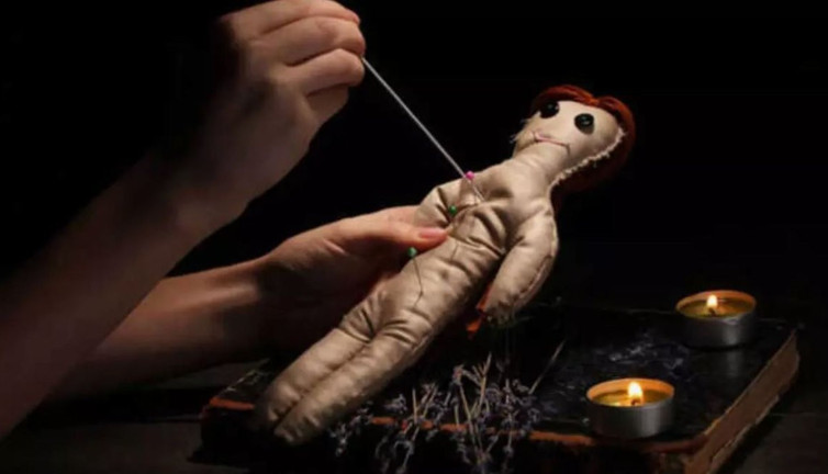 Kendini kadın gibi tanıtıp müstehcen fotoğrafları ele geçirdi. Sosyal medyada 'sapık medyum' kabusu