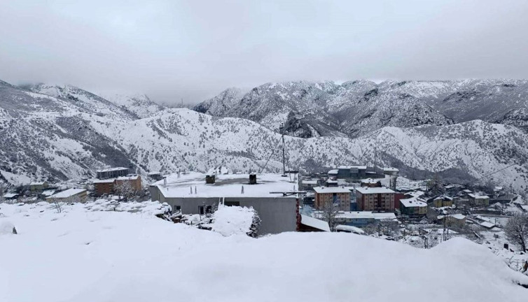 Nisan’da kış geri geldi! Şırnak’ta lapa lapa kar yağdı