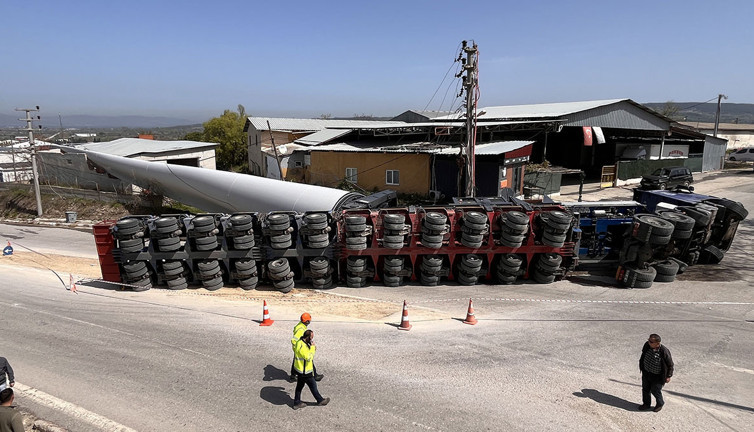 Rüzgar türbini pervanesi taşıyan tır binanın üstüne devrildi