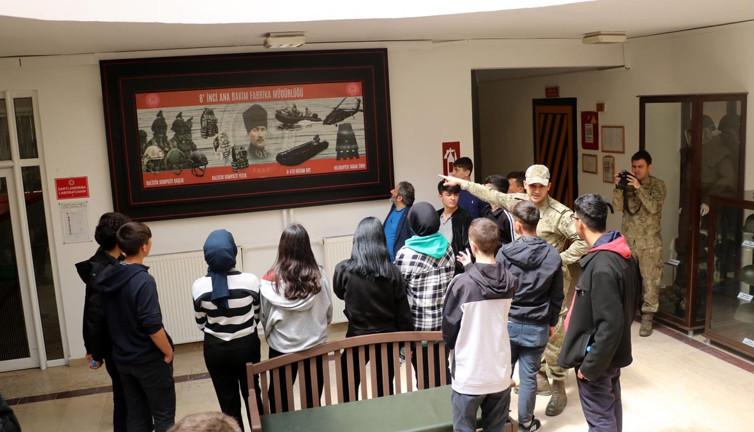 Geleceğin mühendisleri fabrikada: Öğrenciler askeri teçhizat üretimine hayran kaldı