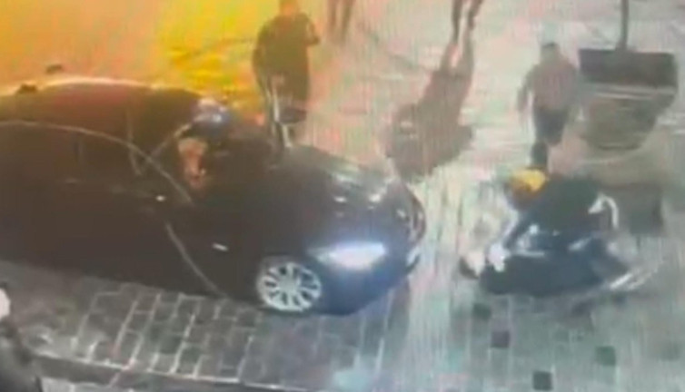 Fanatik taraftar başından bıçakladı. Taksim'de dehşet anları