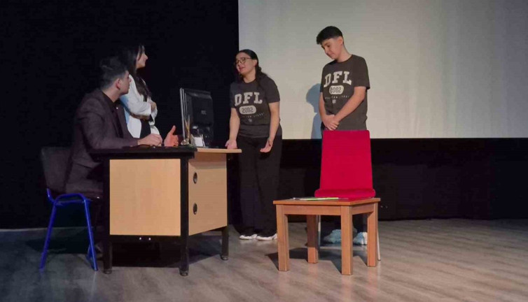 Düzce’de gençler sahneye çıktı: Fen lisesi birinci oldu!