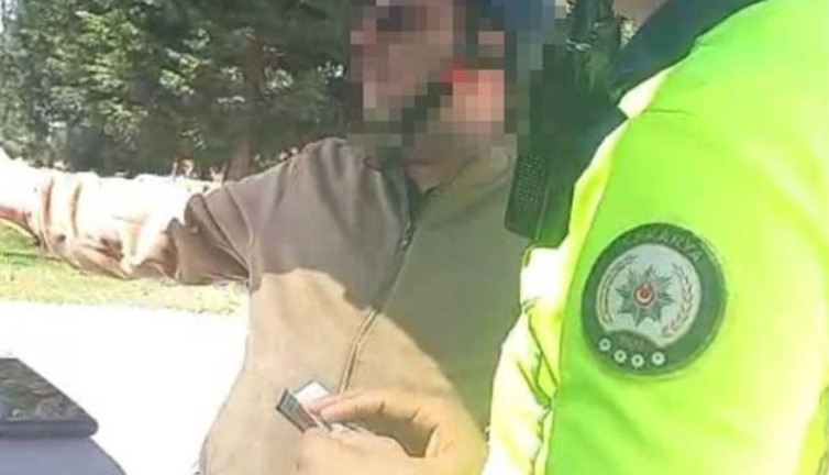 Kaldırımda motosiklet kullanan sürücüye ceza kesildi