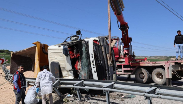 Virajı alamayan tır devrildi: 1 can kaybı var