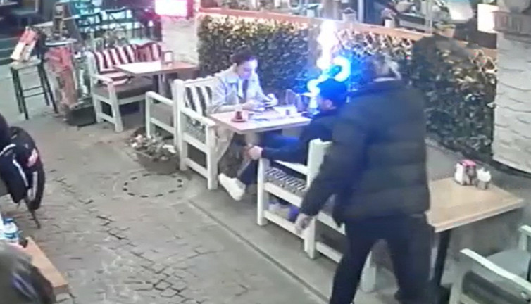 İstanbul'da kafede karısıyla oturan adamın ensesinden vurdu! Dibine kadar yaklaştı: Yüzünü motosiklet kaskıyla gizledi