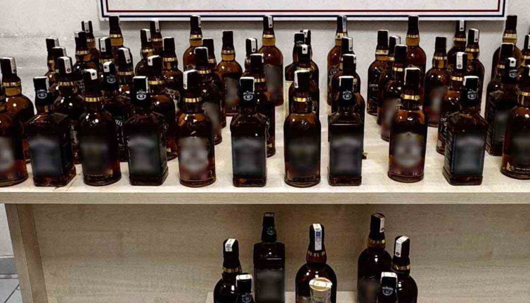 Mersin'de otomobilde şişe şişe viski ele geçirildi