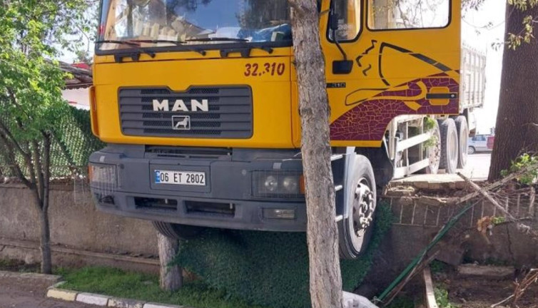 Yol hakimiyetini kaybeden kamyon duvarda asılı kaldı