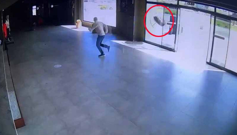 Antalya'da trafikte şaşkına çeviren dakikalar! Aniden fırladı metrelerce gidip mağaza daldı