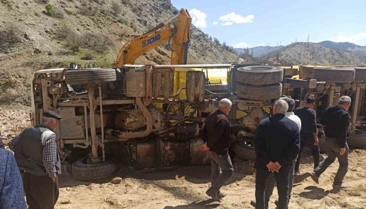 Hafriyat kamyonu devrildi