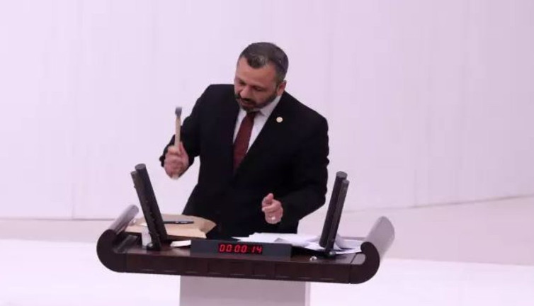 CHP'li vekile tazminat şoku! Meclis kürsüsündeki eylemi dikkat çekmişti