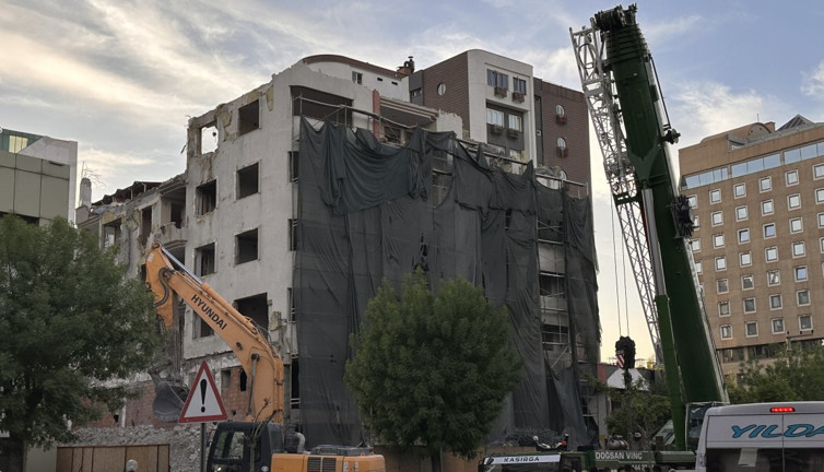 Ağır hasarlı bina yıkımında çökme!