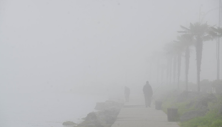 Yoğun sis Samsun’u esir aldı: Görüş mesafesi 10 metreye düştü! Göz gözü görmüyor