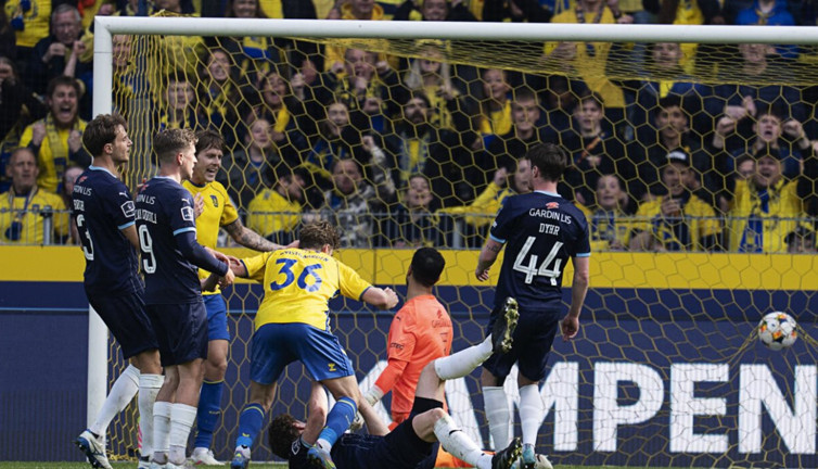 Son saniyede gelen mucize: 7 gollü maç nefesleri kesti