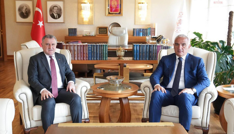 Bakanlar Ersoy ve Bak gençlere kültür ve spor desteği için buluştu