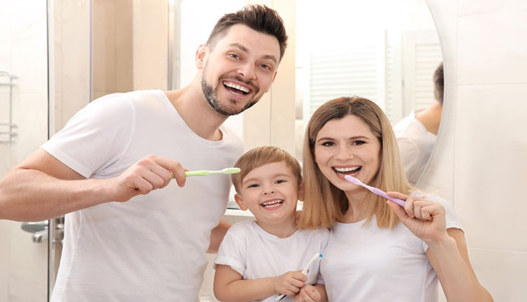 Ailece sağlıklı bir alışkanlık: Çürüksüz dişler için ebeveyn dokunuşu!