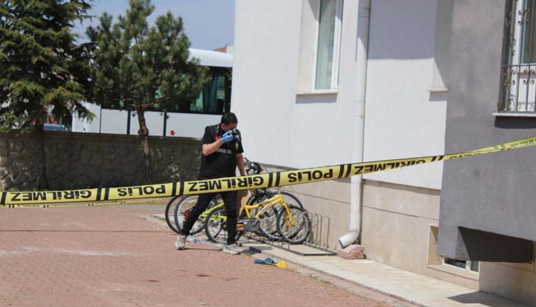 Kayseri'de cam silerken 4’üncü kattan düştü