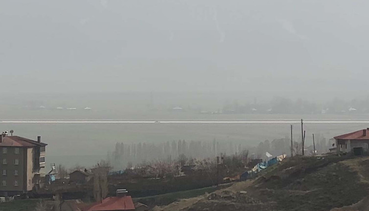 Hakkari Yüksekova’yı toz bulutu yuttu