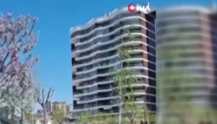 Deprem anıda sitenin terasındaki havuz böyle taştı!