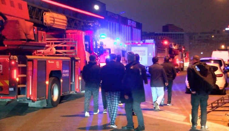 Sancaktepe'de oto galericiler sitesinde yangın