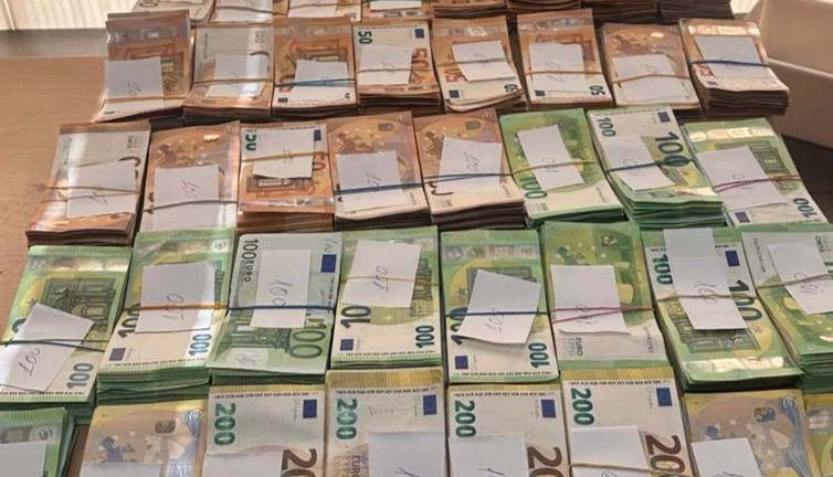 Kapıkule’de sınırında şok: Tırda yatağın altında balya balya euro bulundu