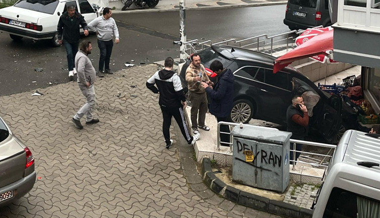 Faciadan dönüldü! Kaza yapan araç markete daldı